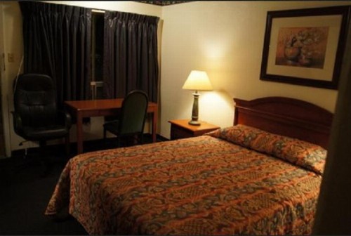 Budget Inn - image 8