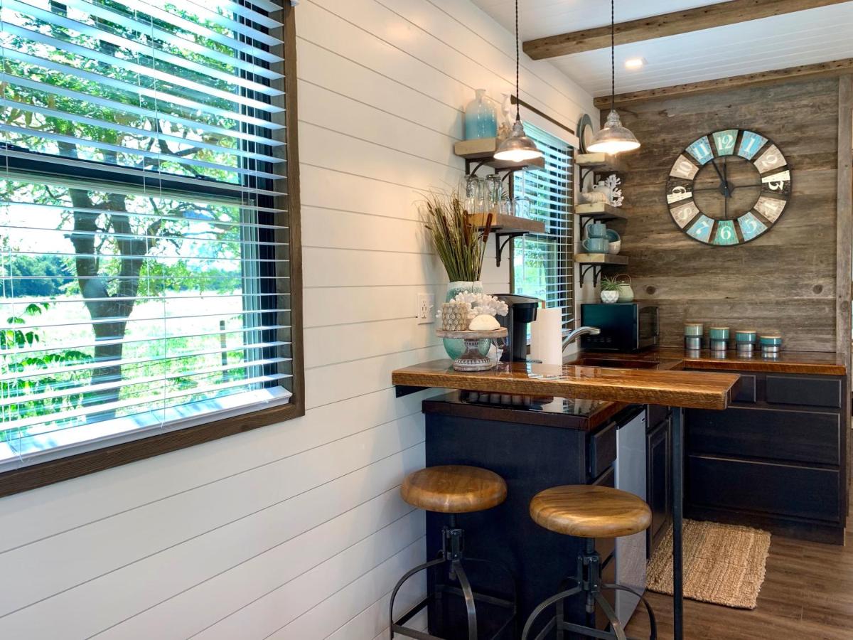 Container Tiny Home 12 min to Magnolia Silos and Baylor - image 3
