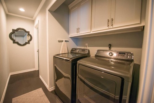 Walk to the Silos! 3 Bed 1960's Bungalow near Baylor - image 19