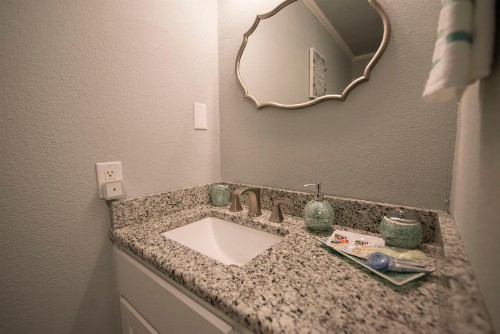 Walk to the Silos! 3 Bed 1960's Bungalow near Baylor - image 22