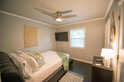 Walk to the Silos! 3 Bed 1960's Bungalow near Baylor - image 23