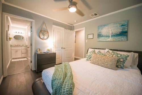 Walk to the Silos! 3 Bed 1960's Bungalow near Baylor - image 36