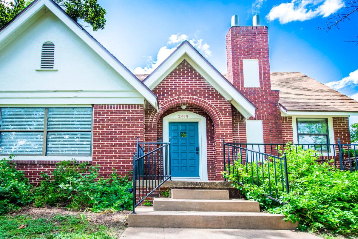 Classy 1927 Uptown Tudor 4 min to Magnolia - image 2