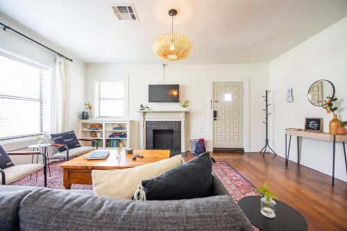 Classy 1927 Uptown Tudor 4 min to Magnolia - image 36
