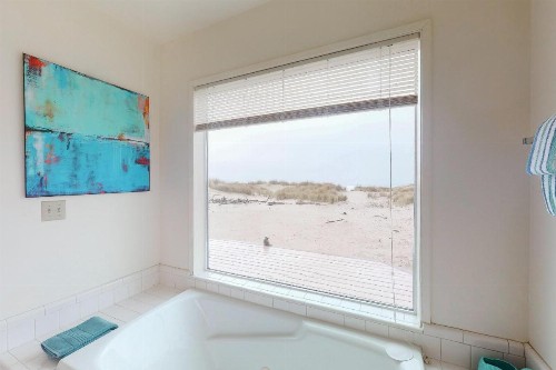 Oleg Potts Beach House - image 11