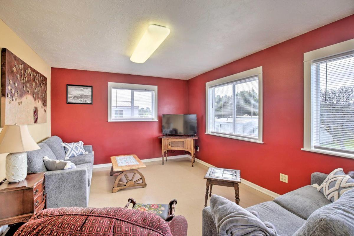 Waldport Townhome with Dog Run on Alsea Bay! - image 5