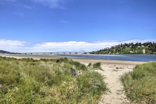 Waldport Townhome with Dog Run on Alsea Bay! - image 8