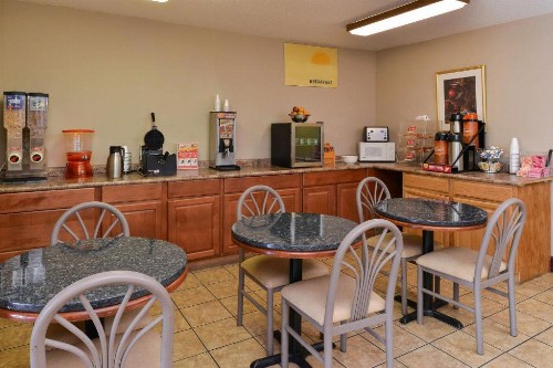 America Best Value Inn and Suites Warsaw - image 5