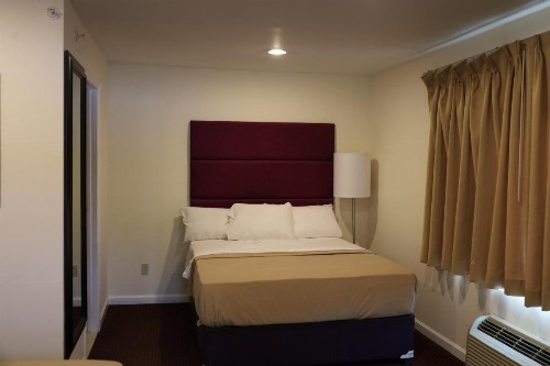 Warwick Motel & Suites - image 9