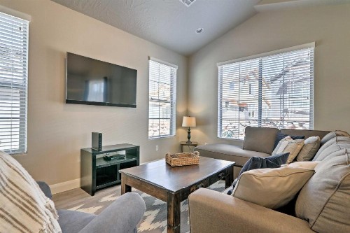 Modern Washington Townhome- 6 Mi From Red Cliffs! - image 11