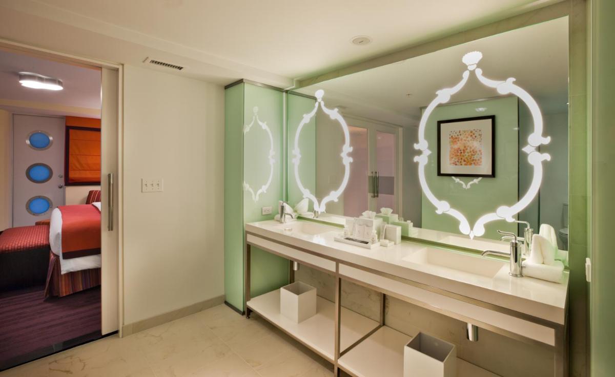Washington Plaza Hotel - image 7