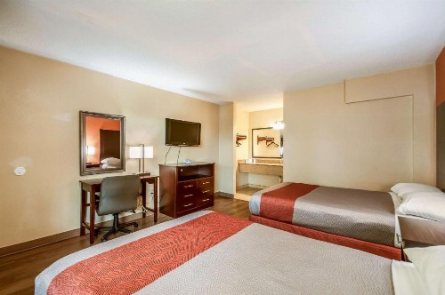 Motel 6-Washington DC - Convention Center - image 9