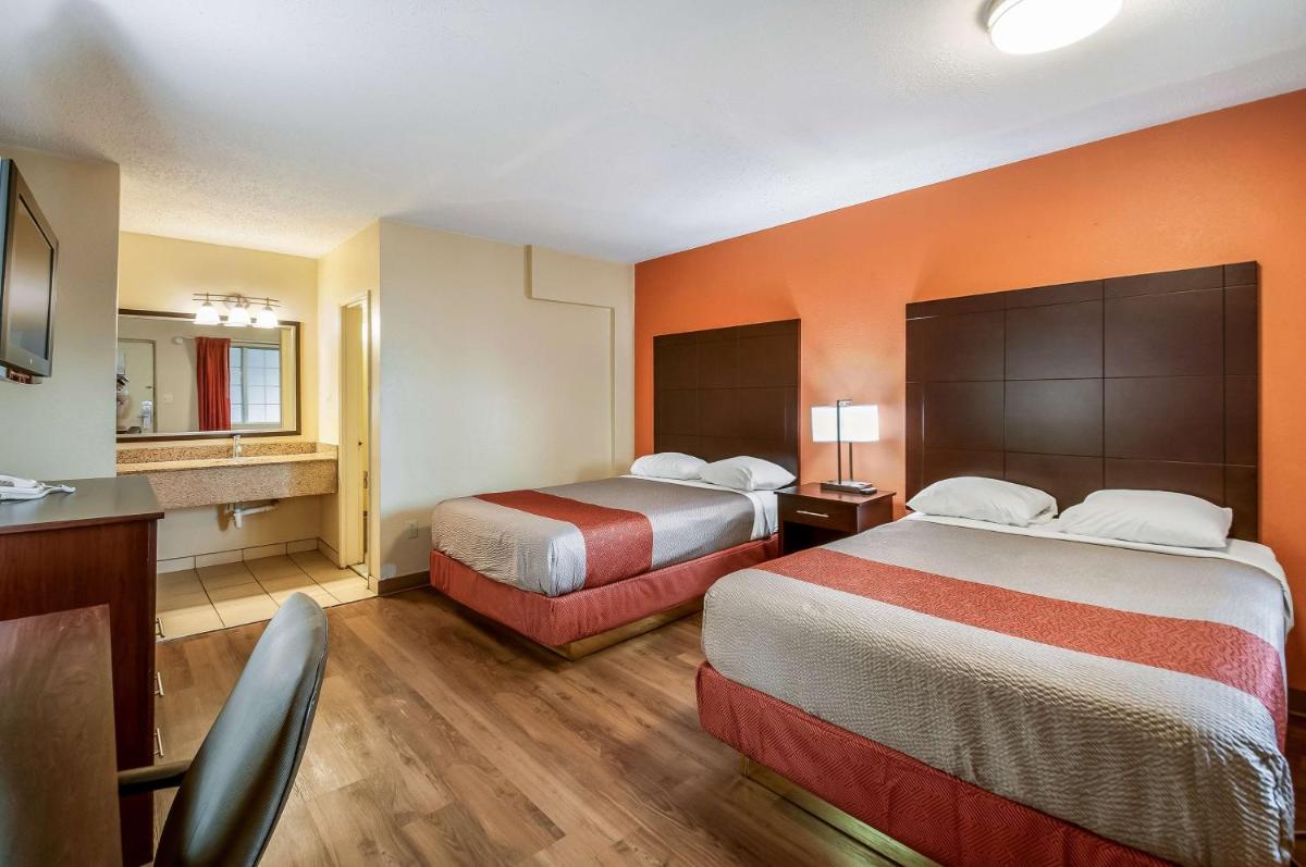 Motel 6-Washington DC - Convention Center - image 2