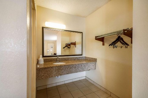 Motel 6-Washington DC - Convention Center - image 7
