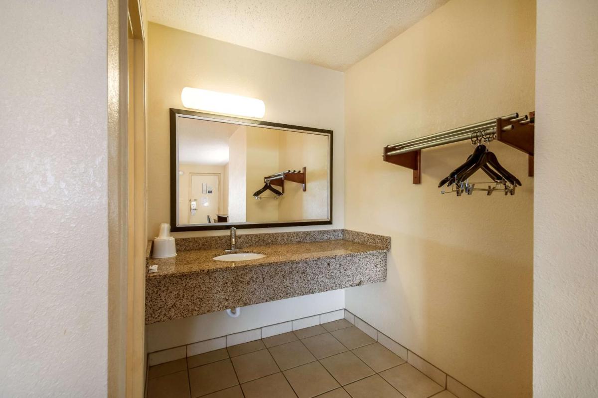Motel 6-Washington DC - Convention Center - image 7