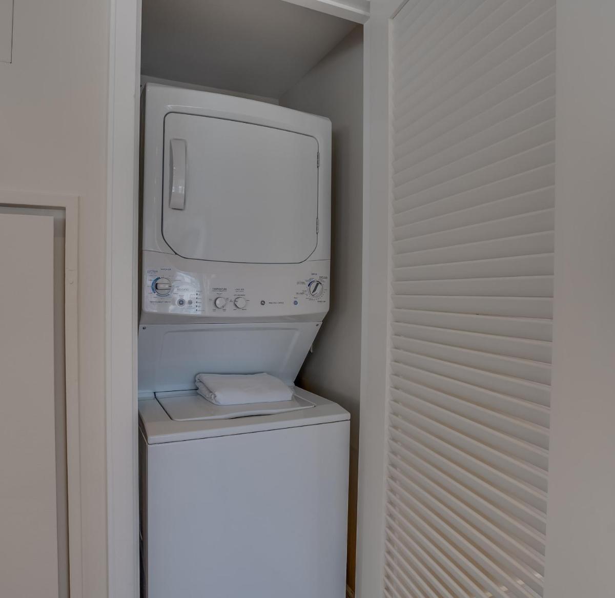Heaven on Washington Fully Furnished Apartments - image 2