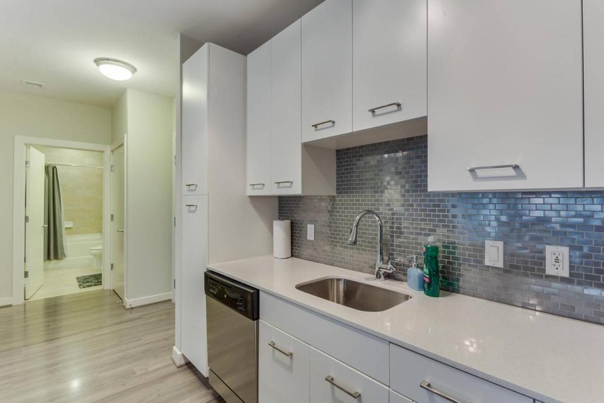 Mod 2BR 1 Mile From US Capital - image 3
