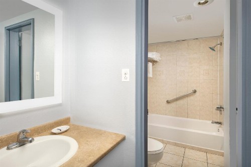 Ivy City Hotel - image 7