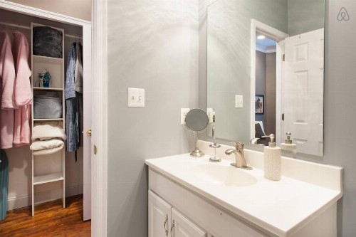 Central DC 3-bedroom Home - image 11