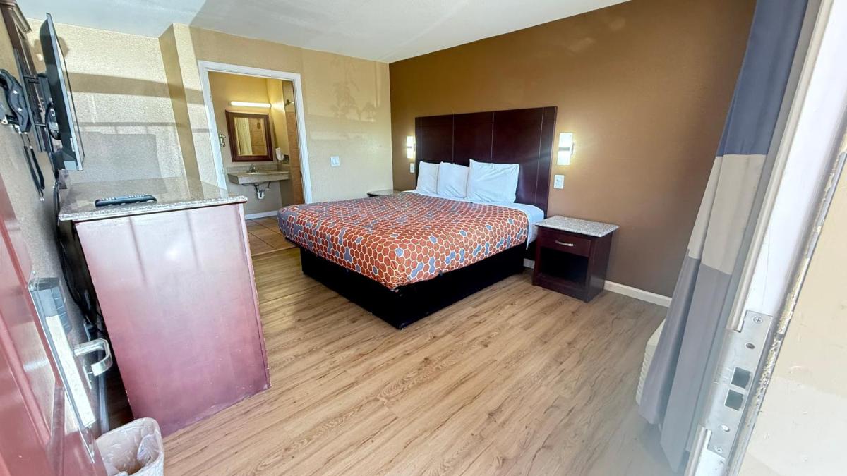 Valley Inn - image 6