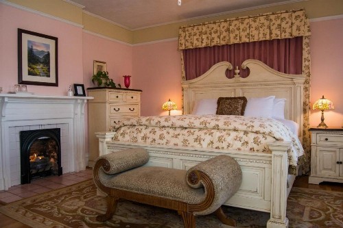 Oak Hill On Love Lane Bed and Breakfast Inn - image 10