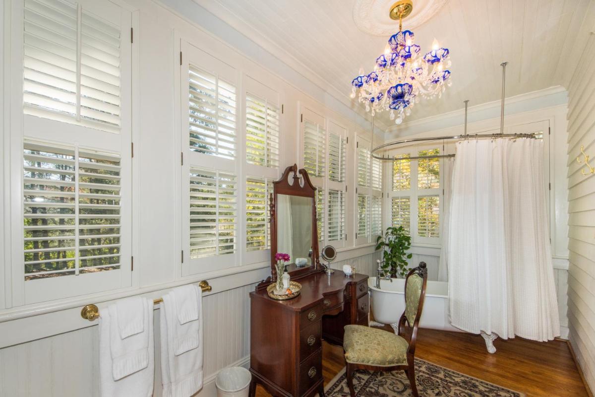Oak Hill On Love Lane Bed and Breakfast Inn - image 2