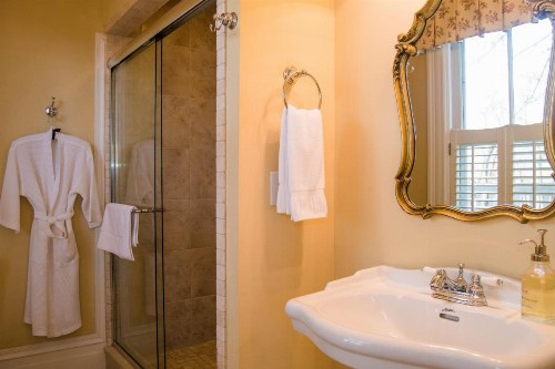 Oak Hill On Love Lane Bed and Breakfast Inn - image 3