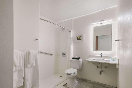Clarion Hotel Conference Center - image 33