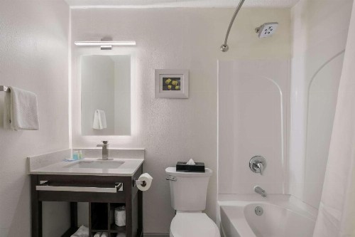 Clarion Hotel Conference Center - image 36
