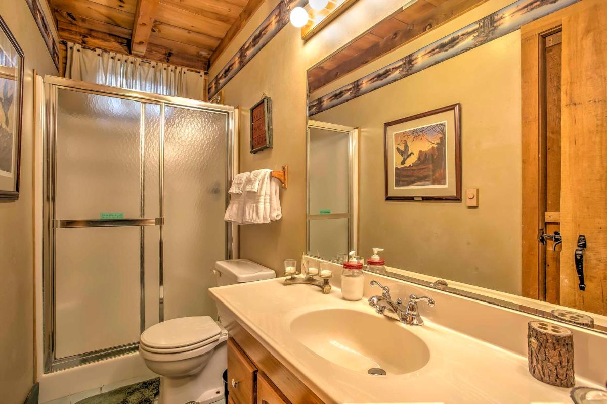 Serene Cabin in the Smokies with 2 Decks and Hot Tub! - image 4