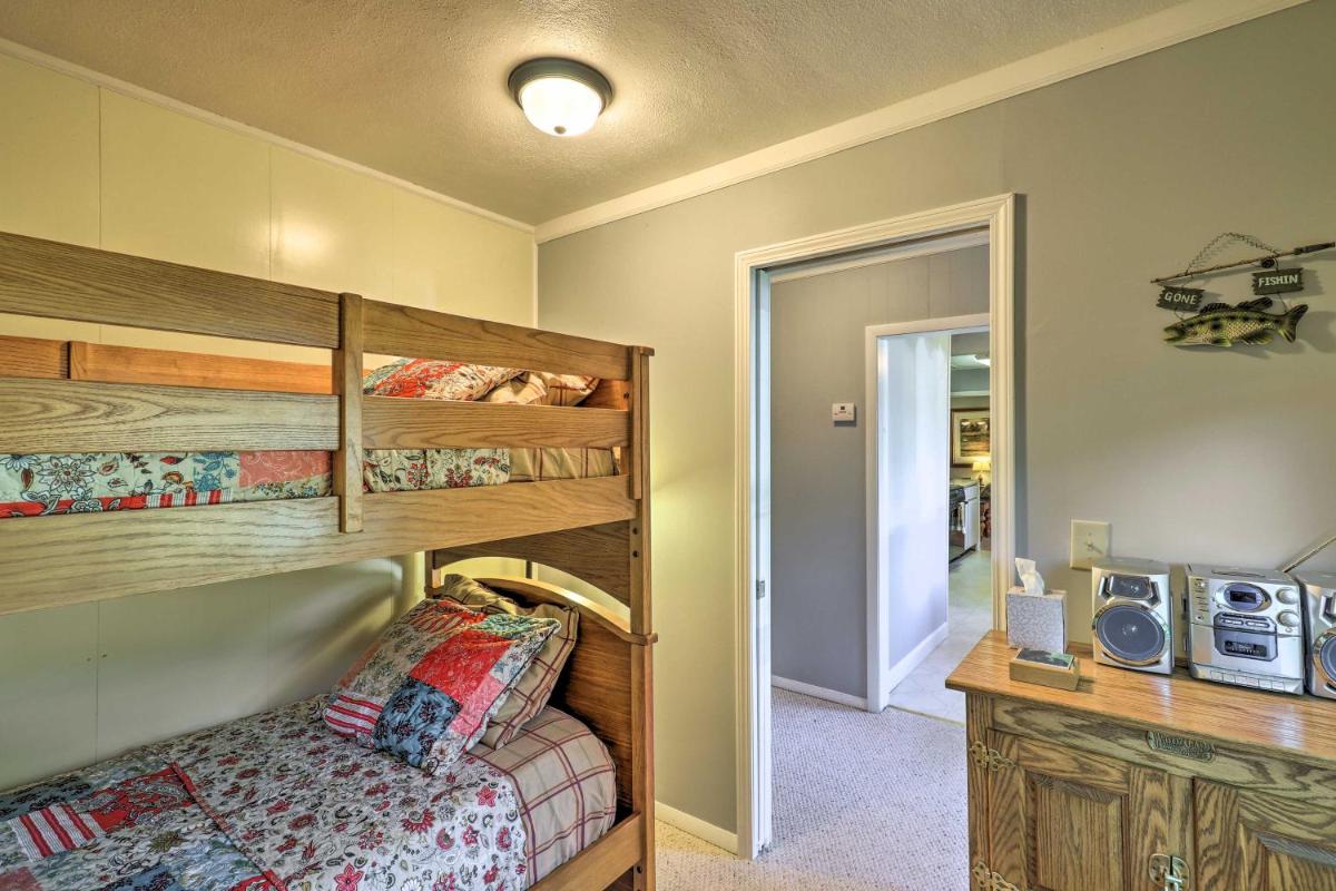 Charming Waynesville Cottage with Deck on Creek - image 7