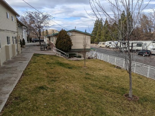 Hi-Lo Motel Cafe and RV Park - image 12