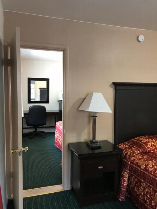 Townhouse Motel - image 12
