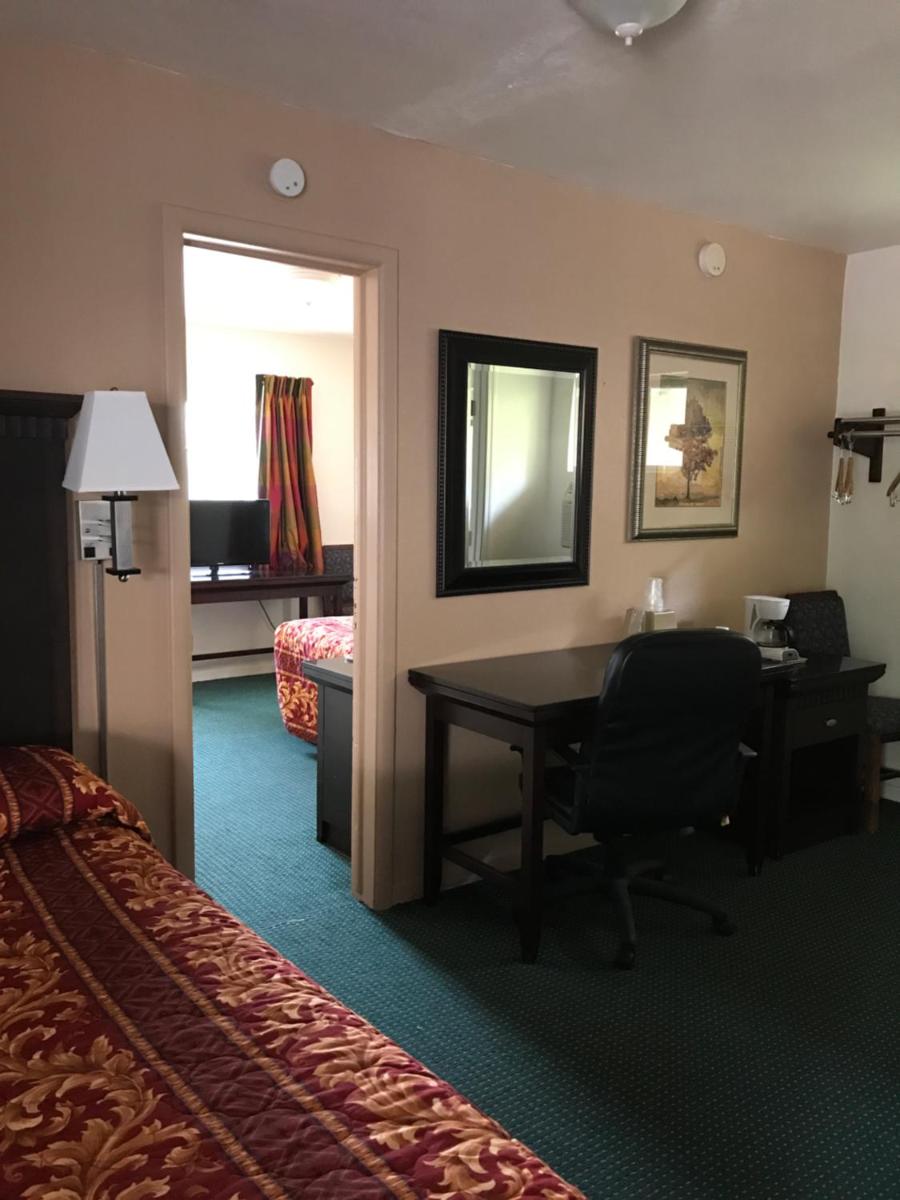 Townhouse Motel - image 2