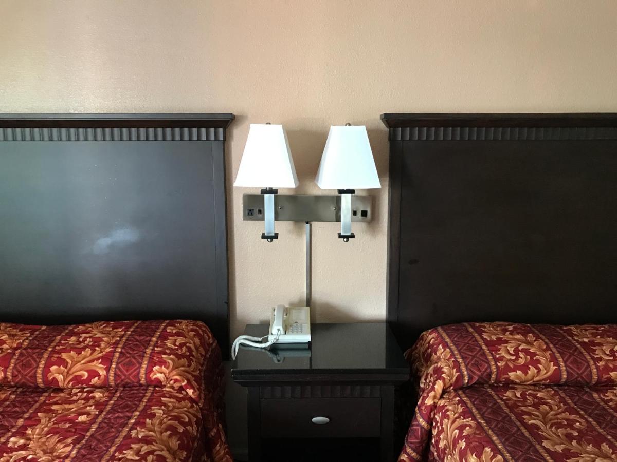 Townhouse Motel - image 5
