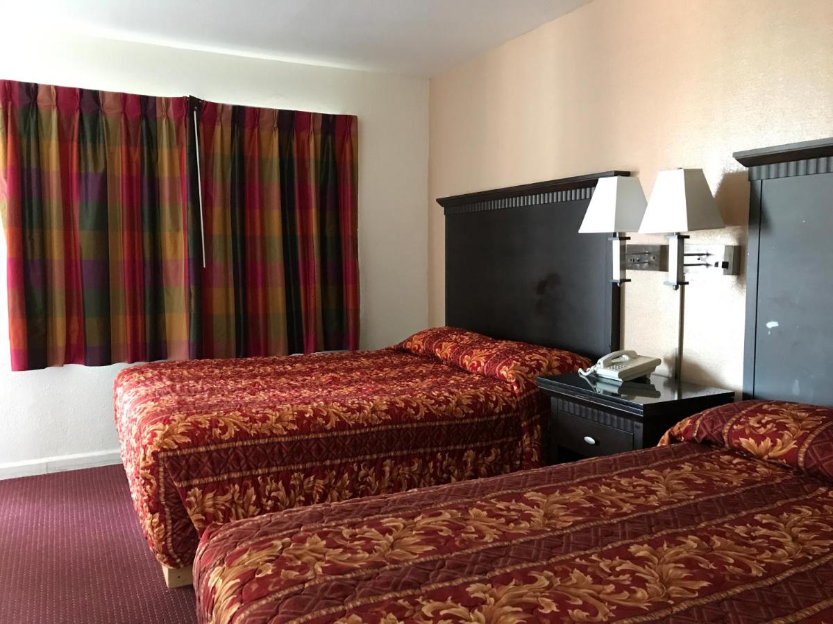 Townhouse Motel - image 6