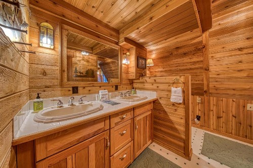 Clear Creek Cabin - image 11