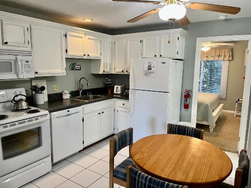 Elmwood Resort Hotel - image 21