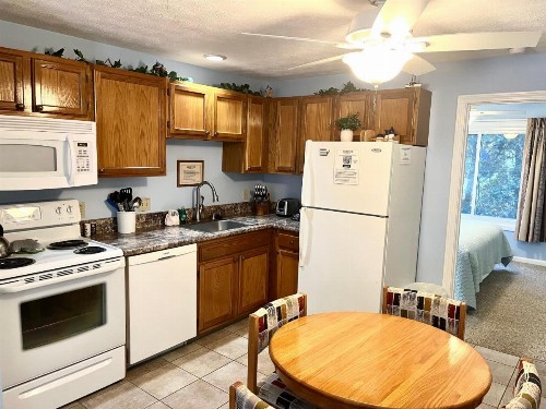 Elmwood Resort Hotel - image 44