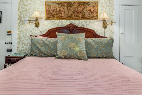 Holiday Guest House Bed & Breakfast - image 13