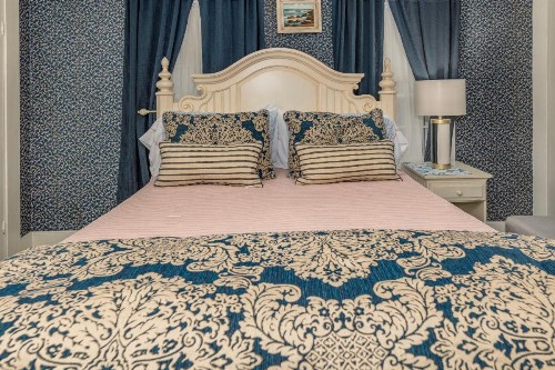 Holiday Guest House Bed & Breakfast - image 14
