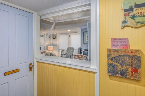 Holiday Guest House Bed & Breakfast - image 16