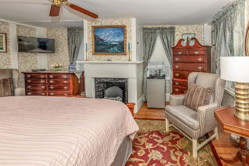 Holiday Guest House Bed & Breakfast - image 17