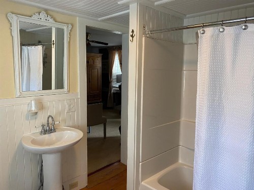 Holiday Guest House Bed & Breakfast - image 18