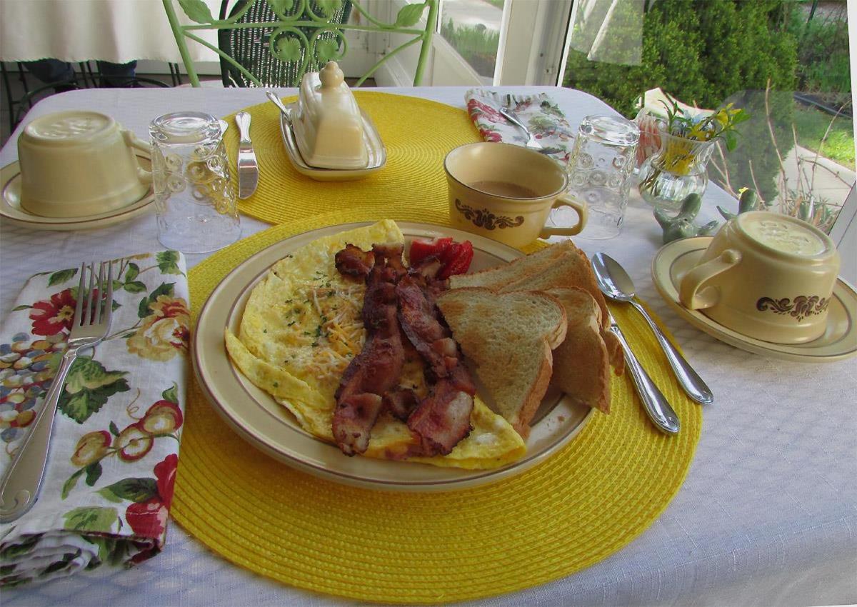 Holiday Guest House Bed & Breakfast - image 7