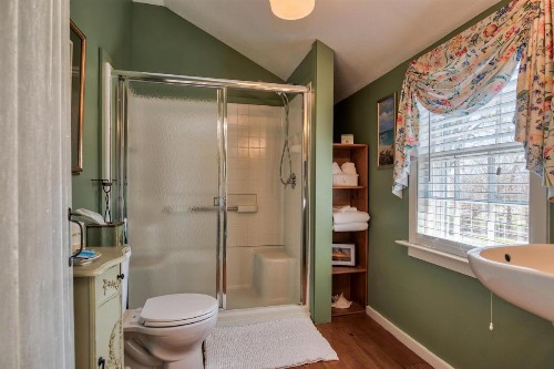 Holiday Guest House Bed & Breakfast - image 8