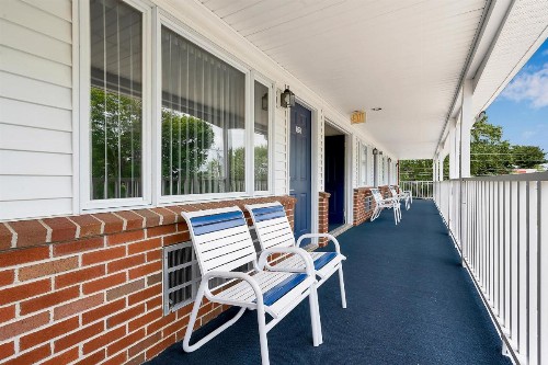 USA Inn - image 8
