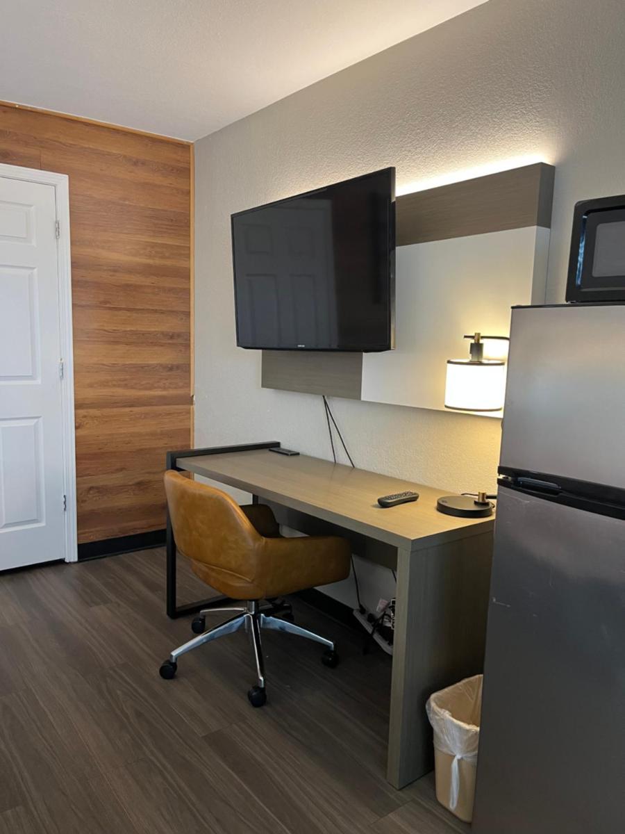 Hallmarc Inn & Suites of West Memphis - image 3