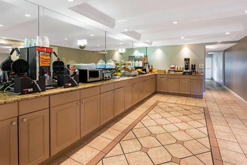 La Quinta Inn by Wyndham West Palm Beach - Florida Turnpike - image 13