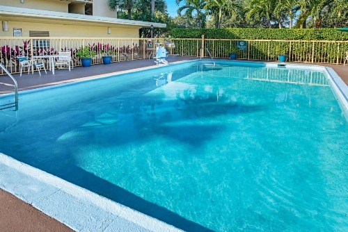 La Quinta Inn by Wyndham West Palm Beach - Florida Turnpike - image 2